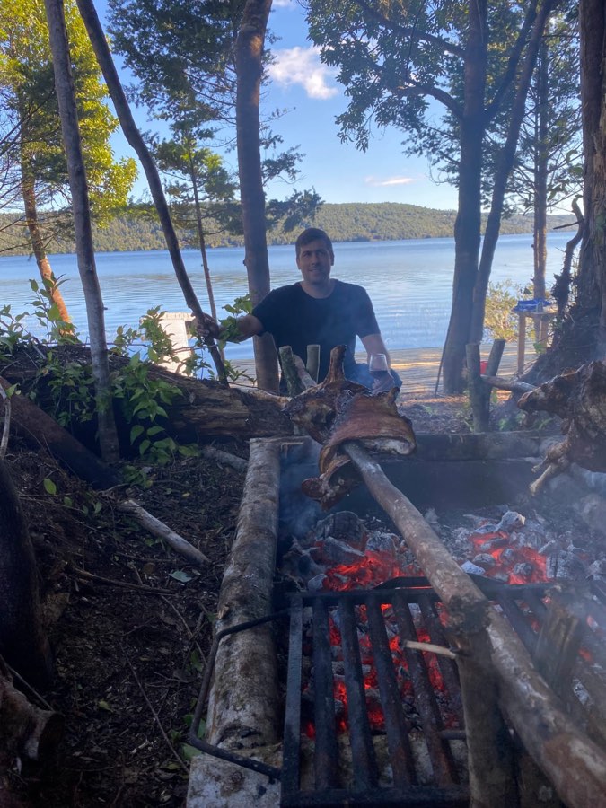 Asado al palo junto al lago
