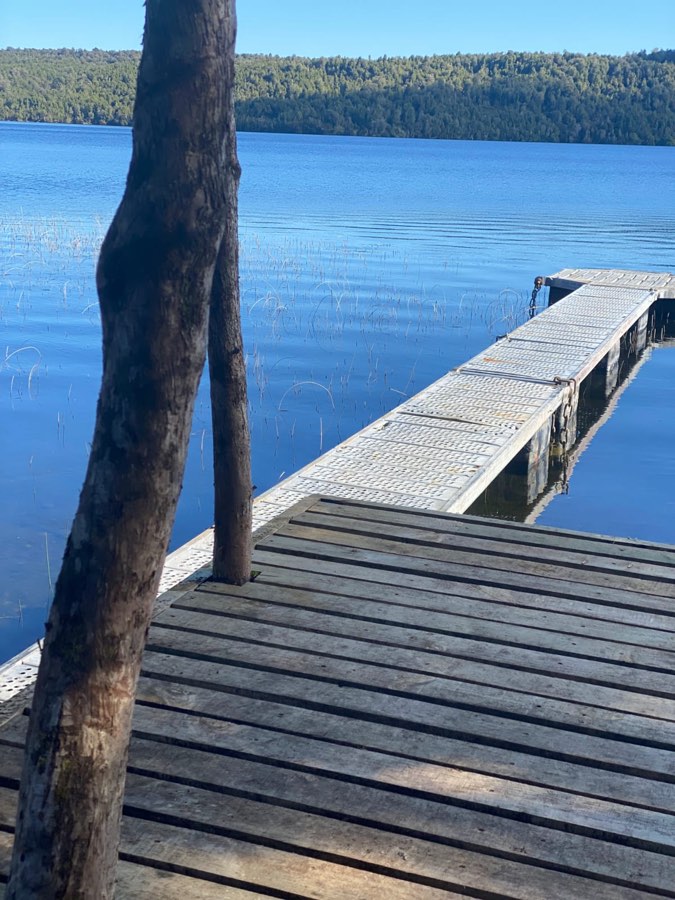 Muelle de madera propio de acceso al lago